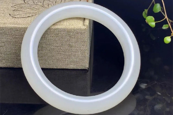 白玉手鐲和翡翠手鐲哪個(gè)好 白玉手鐲是什么材質(zhì)的 白玉手鐲和翡翠手鐲哪個(gè)好 白玉手鐲是什么材質(zhì)的