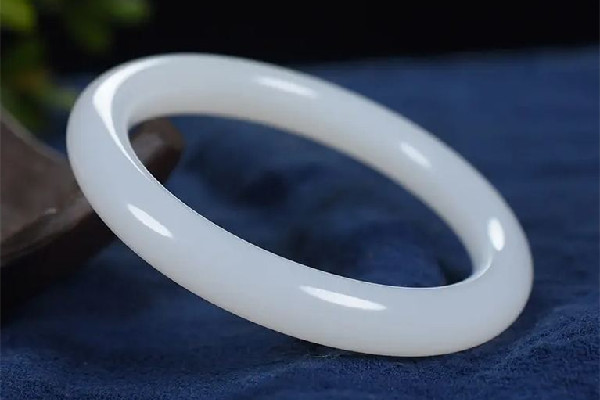 白玉手鐲會留劃痕嗎 白玉手鐲佩戴注意事項(xiàng) 白玉手鐲會留劃痕嗎 白玉手鐲佩戴注意事項(xiàng)