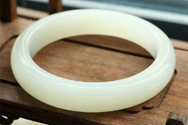 白玉手鐲有黑點(diǎn)什么問題 白玉手鐲有黑點(diǎn)是不是很便宜 白玉手鐲有黑點(diǎn)什么問題 白玉手鐲有黑點(diǎn)是不是很便宜