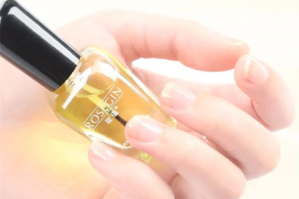 美甲營養(yǎng)油可以涂在指甲上嗎 美甲營養(yǎng)油涂完要擦掉嗎 美甲營養(yǎng)油可以涂在指甲上嗎 美甲營養(yǎng)油涂完要擦掉嗎