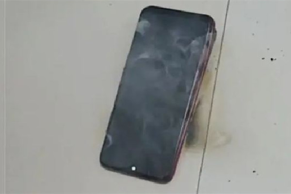 女子手機(jī)放枕邊突然冒煙自燃 手機(jī)自燃的可能性大嗎 女子手機(jī)放枕邊突然冒煙自燃 手機(jī)自燃的可能性大嗎