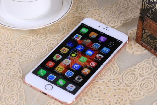 女子手機(jī)放枕邊突然冒煙自燃 手機(jī)自燃的可能性大嗎 女子手機(jī)放枕邊突然冒煙自燃 手機(jī)自燃的可能性大嗎