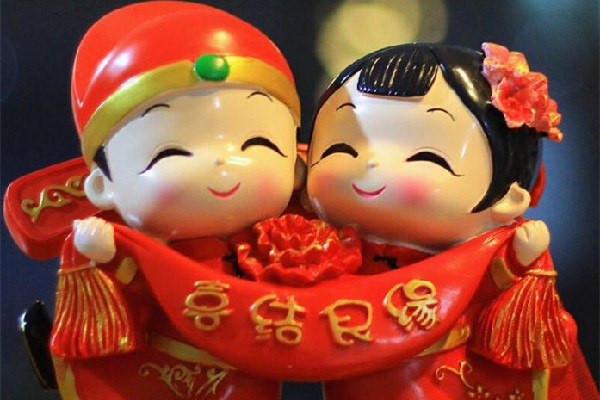 新人結(jié)婚遭朋友攔車(chē)襲胸要紅包 新人結(jié)婚怎么要紅包 新人結(jié)婚遭朋友攔車(chē)襲胸要紅包 新人結(jié)婚怎么要紅包