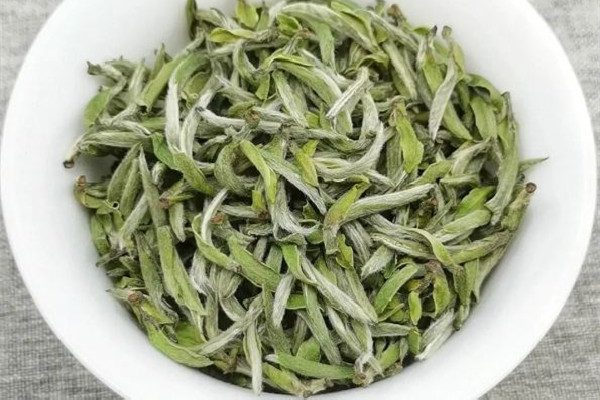 白毫銀針用多少度的水泡合適 白毫銀針的沖泡方法和手法 白毫銀針用多少度的水泡合適 白毫銀針的沖泡方法和手法