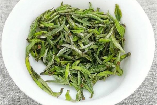 白毫銀針用多少度的水泡合適 白毫銀針的沖泡方法和手法 白毫銀針用多少度的水泡合適 白毫銀針的沖泡方法和手法