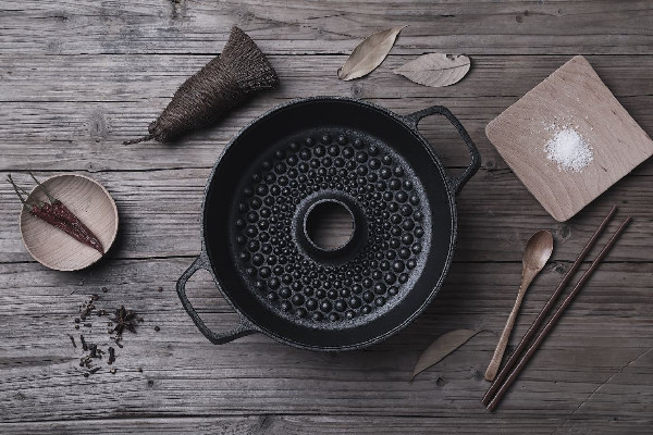 鑄鐵鍋炒菜好吃嗎 鑄鐵鍋炒菜發(fā)黑怎么回事 鑄鐵鍋炒菜好吃嗎 鑄鐵鍋炒菜發(fā)黑怎么回事