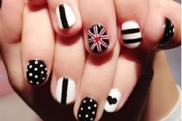 美甲建構(gòu)要照燈照多久 美甲建構(gòu)不平的地方可以磨嗎 美甲建構(gòu)要照燈照多久 美甲建構(gòu)不平的地方可以磨嗎