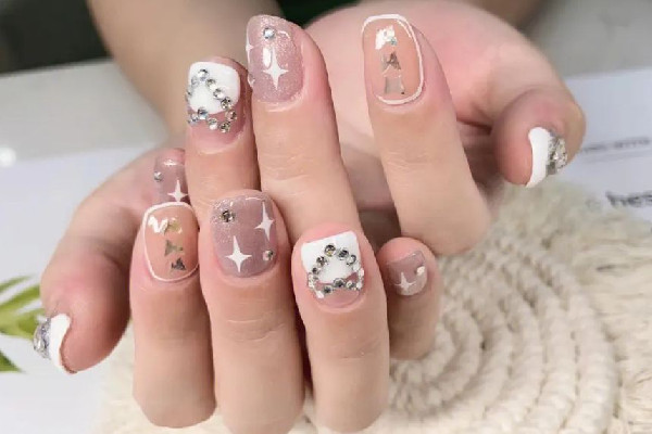 美甲建構和沒構建的區(qū)別 美甲建構可以維持多久 美甲建構和沒構建的區(qū)別 美甲建構可以維持多久