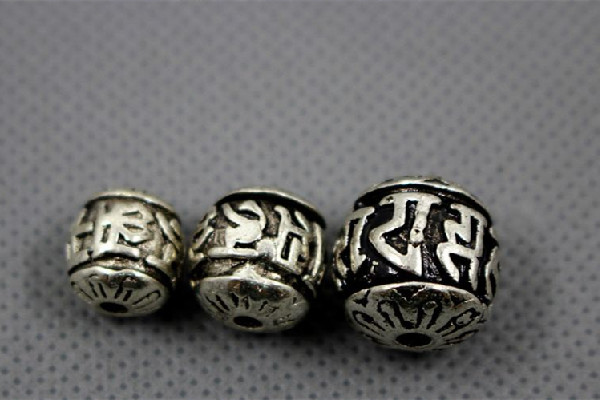 藏銀和純銀的區(qū)別 藏銀是什么材質(zhì)做的 藏銀和純銀的區(qū)別 藏銀是什么材質(zhì)做的