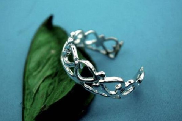 925銀有殺菌的作用嗎 925銀可以養(yǎng)耳洞嗎 925銀有殺菌的作用嗎 925銀可以養(yǎng)耳洞嗎