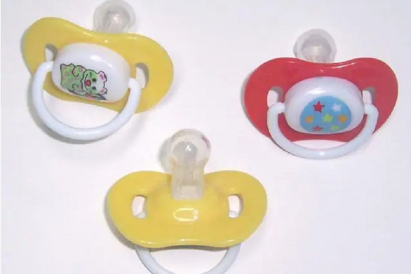 奶嘴用到幾歲 奶嘴什么時(shí)候開始用 奶嘴用到幾歲 奶嘴什么時(shí)候開始用