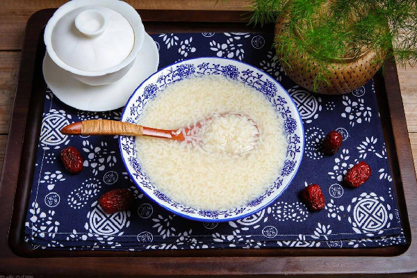 糯米酒適合晚上喝嗎 糯米酒什么時(shí)候喝對(duì)身體好 糯米酒適合晚上喝嗎 糯米酒什么時(shí)候喝對(duì)身體好