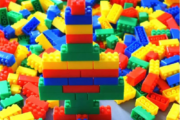 女生情人節(jié)垃圾桶撿到積木城堡 積木可以搭成什么 女生情人節(jié)垃圾桶撿到積木城堡 積木可以搭成什么