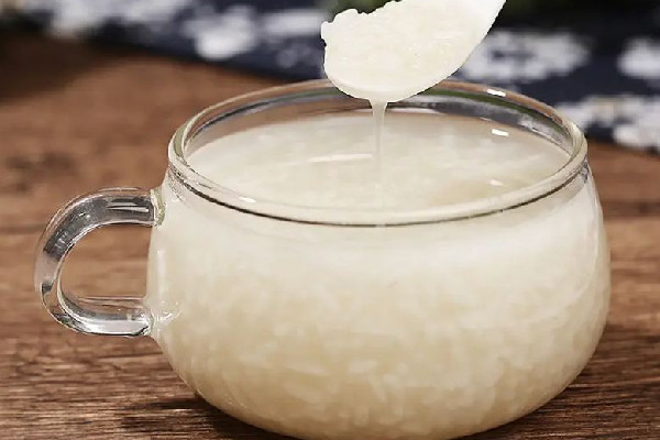 糯米酒適合晚上喝嗎 糯米酒什么時(shí)候喝對(duì)身體好 糯米酒適合晚上喝嗎 糯米酒什么時(shí)候喝對(duì)身體好