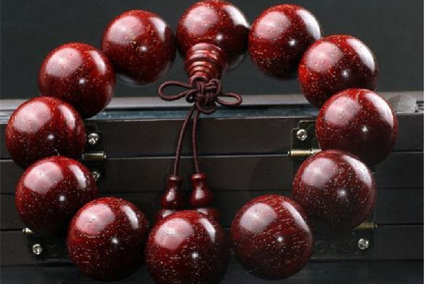 小葉紫檀手串怎么辨別真假 小葉紫檀手串會掉色嗎 小葉紫檀手串怎么辨別真假 小葉紫檀手串會掉色嗎