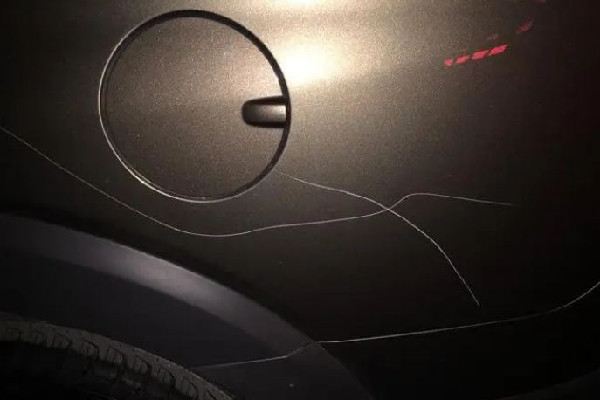 40歲男子報(bào)復(fù)10歲小孩連劃7車 劃車屬于什么違法行為 40歲男子報(bào)復(fù)10歲小孩連劃7車 劃車屬于什么違法行為