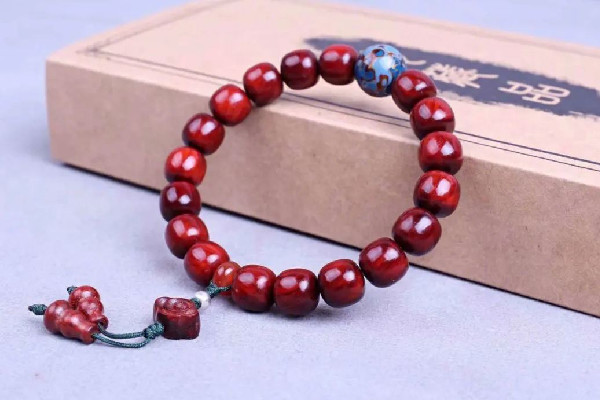 小葉紫檀手串的作用與功效 小葉紫檀手串可以天天佩戴嗎 小葉紫檀手串的作用與功效 小葉紫檀手串可以天天佩戴嗎