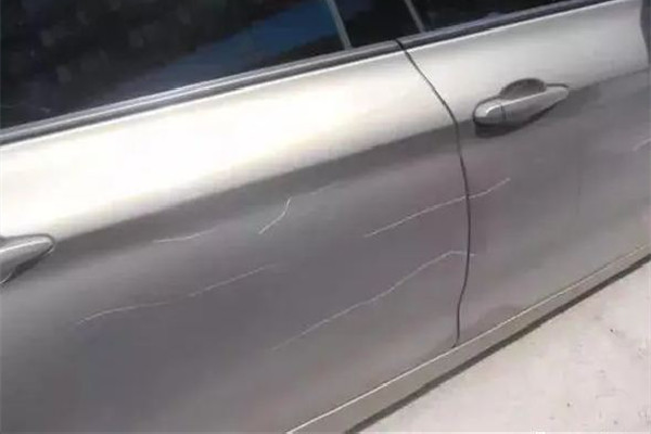 40歲男子報(bào)復(fù)10歲小孩連劃7車 劃車屬于什么違法行為 40歲男子報(bào)復(fù)10歲小孩連劃7車 劃車屬于什么違法行為