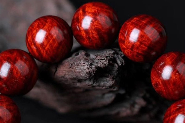 小葉紫檀手串的作用與功效 小葉紫檀手串可以天天佩戴嗎 小葉紫檀手串的作用與功效 小葉紫檀手串可以天天佩戴嗎