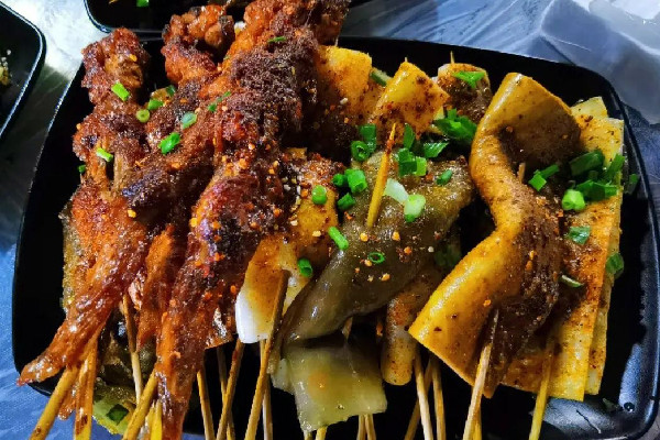 女子麗江60元買(mǎi)2串燒烤僅6只蟲(chóng) 燒烤可以烤什么食材 女子麗江60元買(mǎi)2串燒烤僅6只蟲(chóng) 燒烤可以烤什么食材