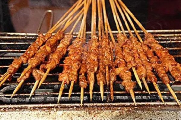 女子麗江60元買(mǎi)2串燒烤僅6只蟲(chóng) 燒烤可以烤什么食材 女子麗江60元買(mǎi)2串燒烤僅6只蟲(chóng) 燒烤可以烤什么食材