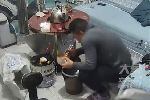 男子被女友懲罰吃螺螄粉 螺螄粉為什么這么臭 男子被女友懲罰吃螺螄粉 螺螄粉為什么這么臭