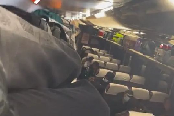 座位被占女子爬火車(chē)行李架睡覺(jué) 坐火車(chē)被占座了怎么辦 座位被占女子爬火車(chē)行李架睡覺(jué) 坐火車(chē)被占座了怎么辦