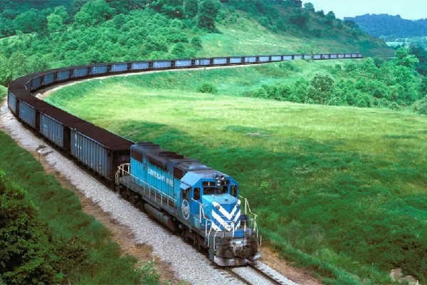 座位被占女子爬火車(chē)行李架睡覺(jué) 坐火車(chē)被占座了怎么辦 座位被占女子爬火車(chē)行李架睡覺(jué) 坐火車(chē)被占座了怎么辦