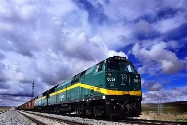 座位被占女子爬火車(chē)行李架睡覺(jué) 坐火車(chē)被占座了怎么辦 座位被占女子爬火車(chē)行李架睡覺(jué) 坐火車(chē)被占座了怎么辦