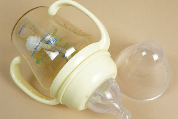 奶瓶喂養(yǎng)的正確姿勢 奶瓶可以用到幾歲 奶瓶喂養(yǎng)的正確姿勢 奶瓶可以用到幾歲