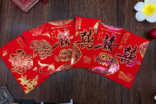 婚禮當(dāng)天新娘給清潔工大叔送紅包 結(jié)婚送紅包有什么講究 婚禮當(dāng)天新娘給清潔工大叔送紅包 結(jié)婚送紅包有什么講究