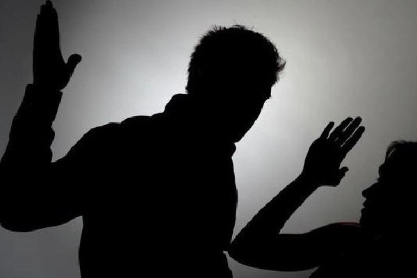 男子地鐵口揮拳重?fù)舯夼?家暴為什么會(huì)越來越嚴(yán)重 男子地鐵口揮拳重?fù)舯夼?家暴為什么會(huì)越來越嚴(yán)重