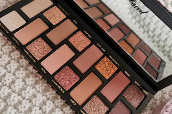 眼影是用手畫(huà)好還是用刷子畫(huà)好 眼影用手怎么涂 眼影是用手畫(huà)好還是用刷子畫(huà)好 眼影用手怎么涂