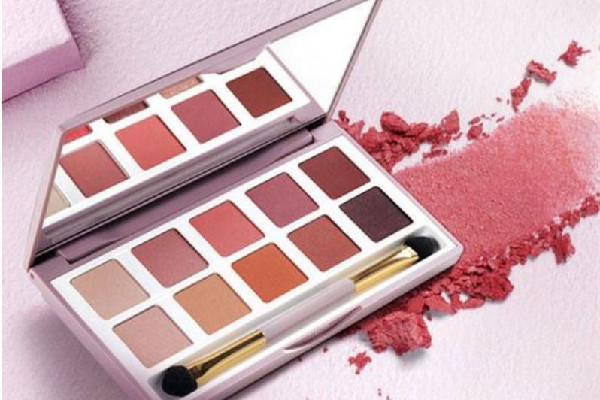 眼影飛粉是眼影不好嗎 眼影飛粉進眼睛怎么辦 眼影飛粉是眼影不好嗎 眼影飛粉進眼睛怎么辦