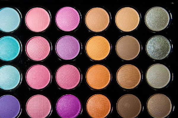 眼影飛粉是眼影不好嗎 眼影飛粉進眼睛怎么辦 眼影飛粉是眼影不好嗎 眼影飛粉進眼睛怎么辦