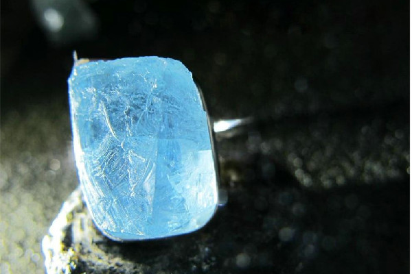 海藍(lán)寶石的功效和作用 海藍(lán)寶石適合什么人戴 海藍(lán)寶石的功效和作用 海藍(lán)寶石適合什么人戴