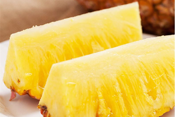 鳳梨是黃色的好還是綠色的好 鳳梨買什么樣的好 鳳梨是黃色的好還是綠色的好 鳳梨買什么樣的好