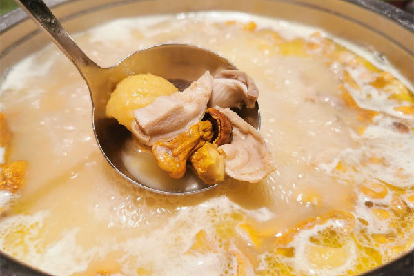 豬肚雞湯怎么煲才好喝 豬肚雞是補(bǔ)什么的 豬肚雞湯怎么煲才好喝 豬肚雞是補(bǔ)什么的