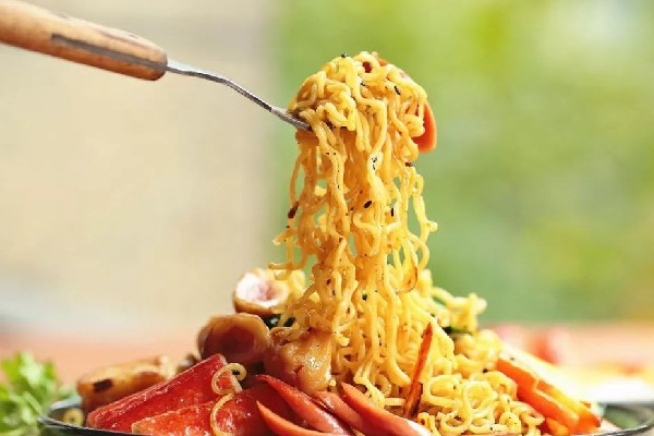 農(nóng)民工大哥火車上用盆炫10袋泡面 泡面一般泡幾分鐘最好 農(nóng)民工大哥火車上用盆炫10袋泡面 泡面一般泡幾分鐘最好