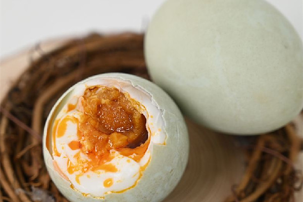 臺(tái)灣鴨蛋價(jià)格創(chuàng)歷史新高 鴨蛋和雞蛋誰的營(yíng)養(yǎng)價(jià)值高