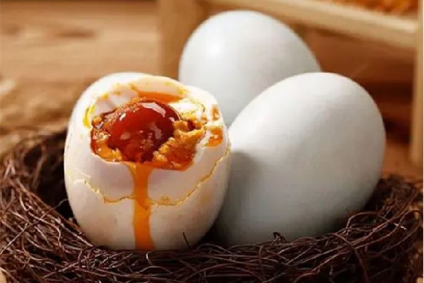 臺(tái)灣鴨蛋價(jià)格創(chuàng)歷史新高 鴨蛋和雞蛋誰的營(yíng)養(yǎng)價(jià)值高