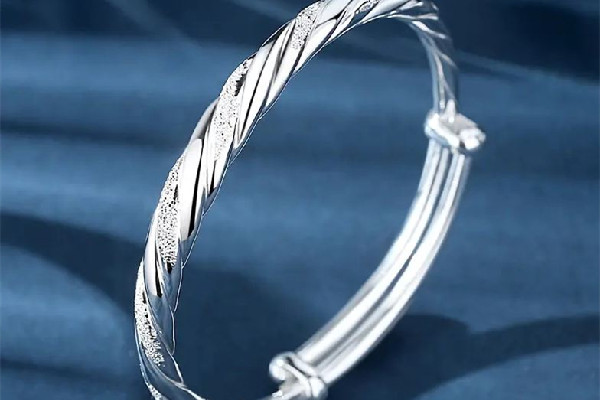 銀手鐲多久保養(yǎng)一次 銀手鐲保養(yǎng)麻煩嗎 銀手鐲多久保養(yǎng)一次 銀手鐲保養(yǎng)麻煩嗎