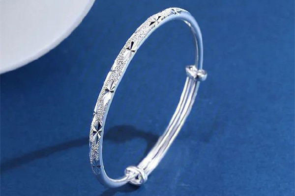 銀手鐲有什么功效和作用 銀手鐲去濕氣體內(nèi)寒氣嗎 銀手鐲有什么功效和作用 銀手鐲去濕氣體內(nèi)寒氣嗎