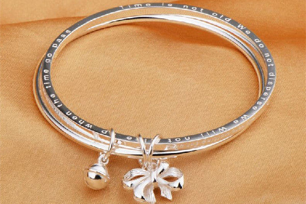 銀手鐲有劃痕正常嗎 銀手鐲有劃痕可以自己修復(fù)嗎 銀手鐲有劃痕正常嗎 銀手鐲有劃痕可以自己修復(fù)嗎