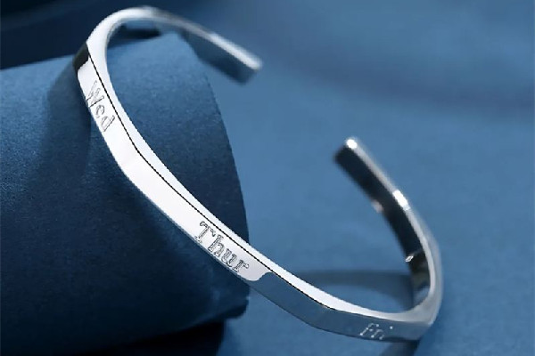 銀手鐲多久保養(yǎng)一次 銀手鐲保養(yǎng)麻煩嗎 銀手鐲多久保養(yǎng)一次 銀手鐲保養(yǎng)麻煩嗎