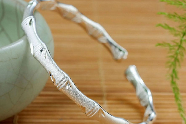 銀手鐲有什么功效和作用 銀手鐲去濕氣體內(nèi)寒氣嗎 銀手鐲有什么功效和作用 銀手鐲去濕氣體內(nèi)寒氣嗎