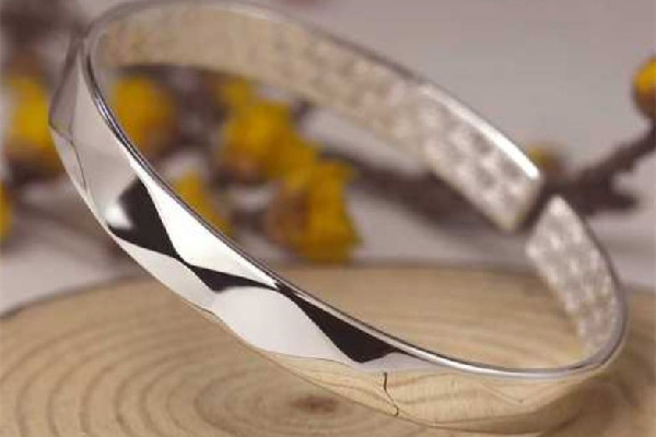 銀手鐲變形了怎么能變圓 銀手鐲變形了可以去店里恢復(fù)嗎 銀手鐲變形了怎么能變圓 銀手鐲變形了可以去店里恢復(fù)嗎