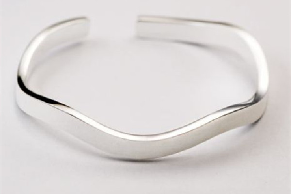 銀手鐲是開(kāi)口的好還是不開(kāi)口的好 銀手鐲買什么純度的好 銀手鐲是開(kāi)口的好還是不開(kāi)口的好 銀手鐲買什么純度的好