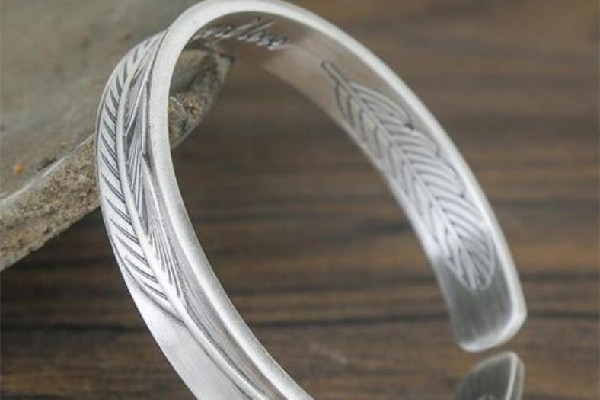 銀手鐲的鋼印是什么 銀手鐲是按克買還是一口價(jià) 銀手鐲的鋼印是什么 銀手鐲是按克買還是一口價(jià)