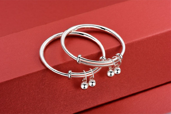 銀手鐲是開(kāi)口的好還是不開(kāi)口的好 銀手鐲買什么純度的好 銀手鐲是開(kāi)口的好還是不開(kāi)口的好 銀手鐲買什么純度的好